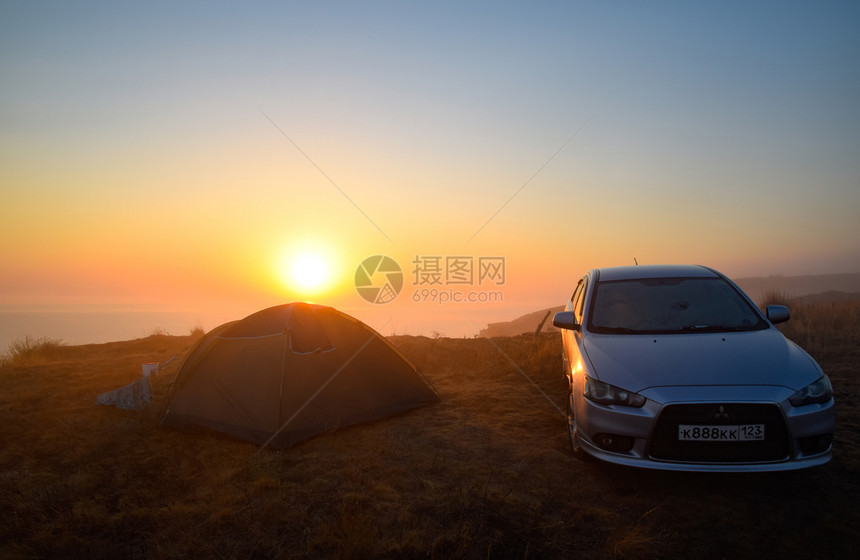俄罗斯诺沃西克2018年7月日海面黎明帐篷上太阳升起帐篷附近是一辆汽车海面黎明帐篷上太阳升起帐篷附近是一辆汽车图片