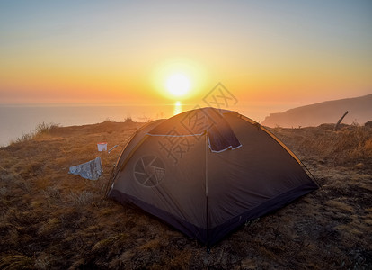 黎明在海面日出帐篷上图片