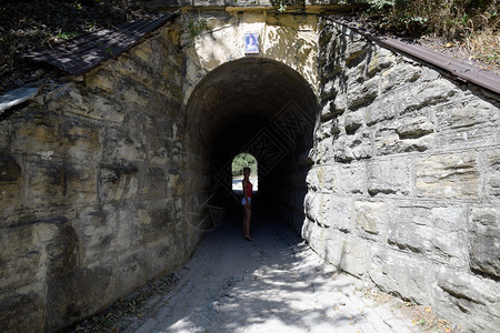 女孩进入隧道铁路下面的隧道图片