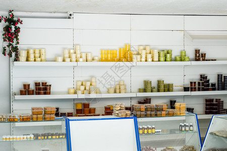 用蜂蜜作对在罐子里有不同种类的蜂蜜出售图片