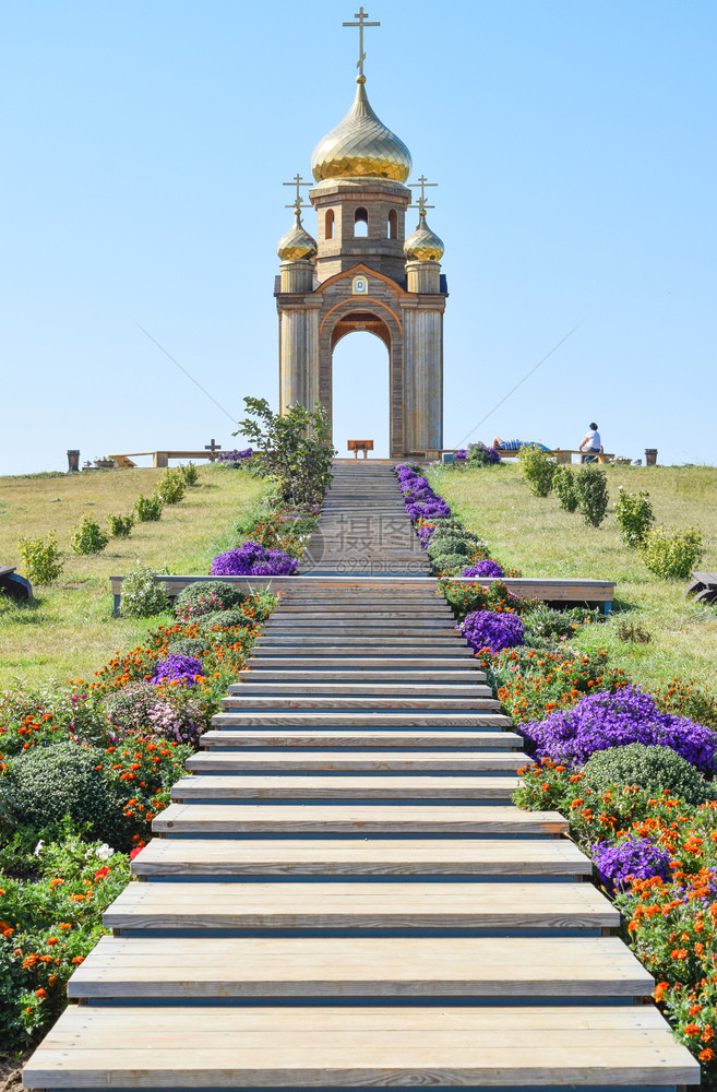 一座山丘上的东正教礼拜堂Ataman的Cossack村的Tapernacle通往教堂的楼梯一座山上的东正教礼拜堂通往的楼梯图片