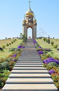 女傧相一座山丘上的东正教礼拜堂Ataman的Cossack村的Tapernacle通往教堂的楼梯一座山上的东正教礼拜堂通往的楼梯背景