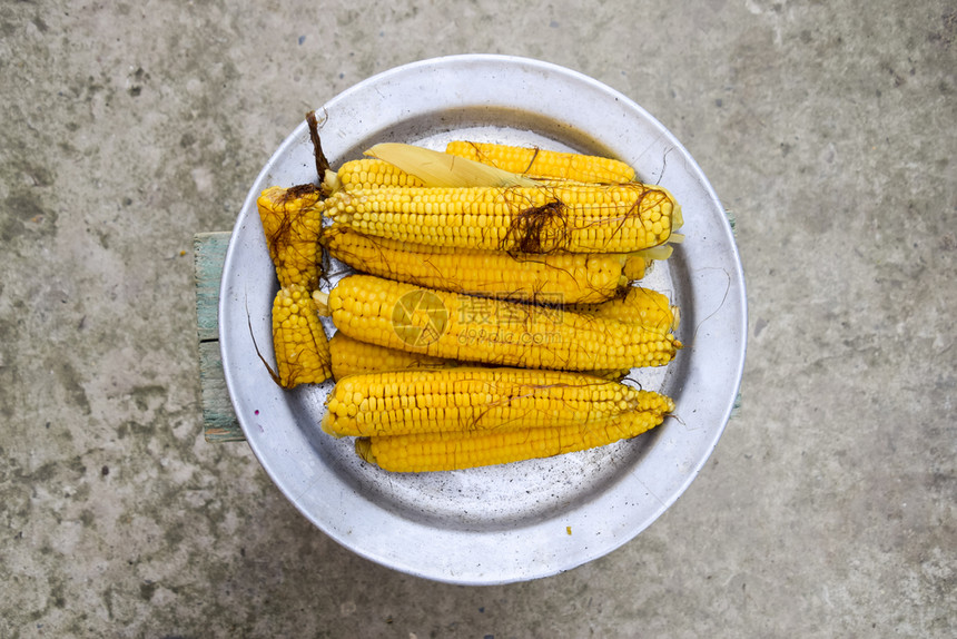 在铝盘上煮玉米黄青有用和美味的食物黄煮青玉米有用和美味的食物黄煮青玉米有用和美味的食物图片