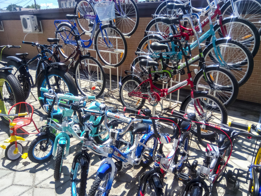 俄罗斯克拉诺达尔州2017年月0日街头出售自行车销市场街头出售自行车市场出售自行车市场图片