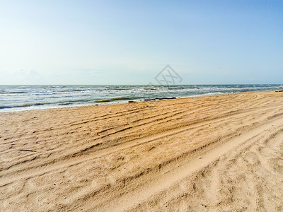 海平面的线与天空太阳的波浪和光彩从海中反射出来海景图片