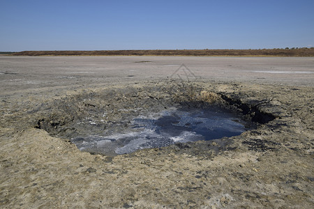 排放源在干盐湖底部喷发的泥浆图片