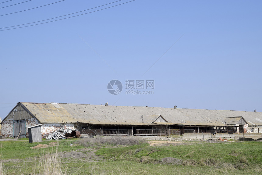 旧农场建筑的屋顶冰雹后果图片