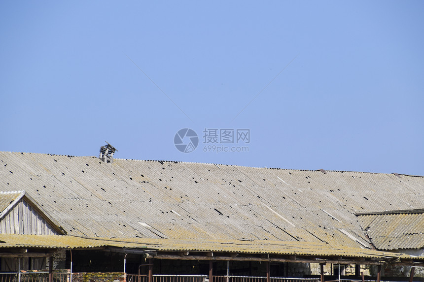 旧农场建筑的屋顶冰雹后果图片