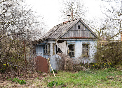 村庄中的旧废弃Adobe房屋摧毁图片