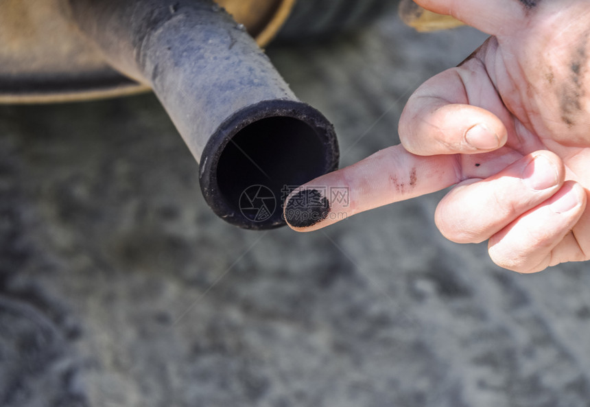 手指上排气管的烟尘汽车制造商对汽车排气系统的检查手指上排气管的烟尘汽车制造商对汽车排气系统的检查图片
