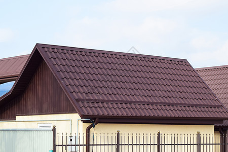屋顶上的装饰金属瓷砖屋顶的种类图片