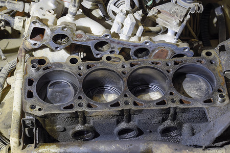 四气瓶发动机的块拆卸供修理的机动车辆发油部件维修中的汽车发动机油部件维修中的汽车发动机背景