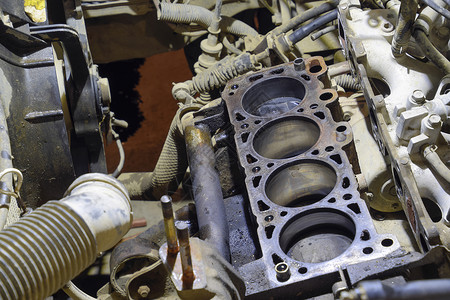 涂油四气瓶发动机的块拆卸供修理的机动车辆发油部件维修中的汽车发动机油部件维修中的汽车发动机背景