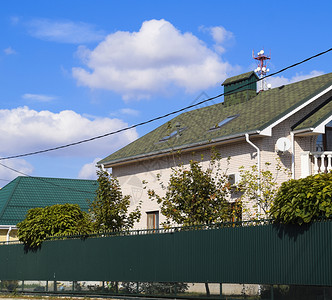 砖房屋顶上的装饰沥青闪烁由铁制金属成的栅栏石闪烁金属成的栅栏图片