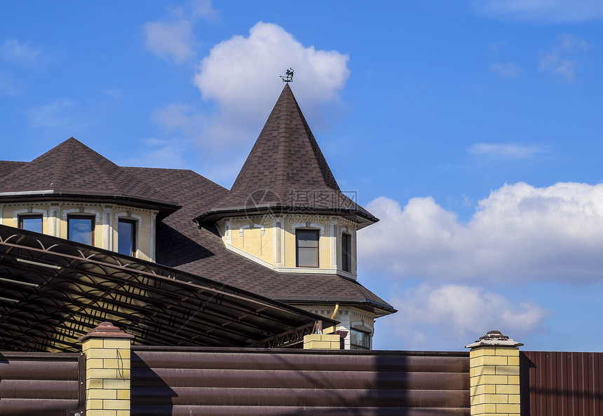 砖房屋顶上的装饰金属由制成的栅栏由装饰金属制成的栅栏图片