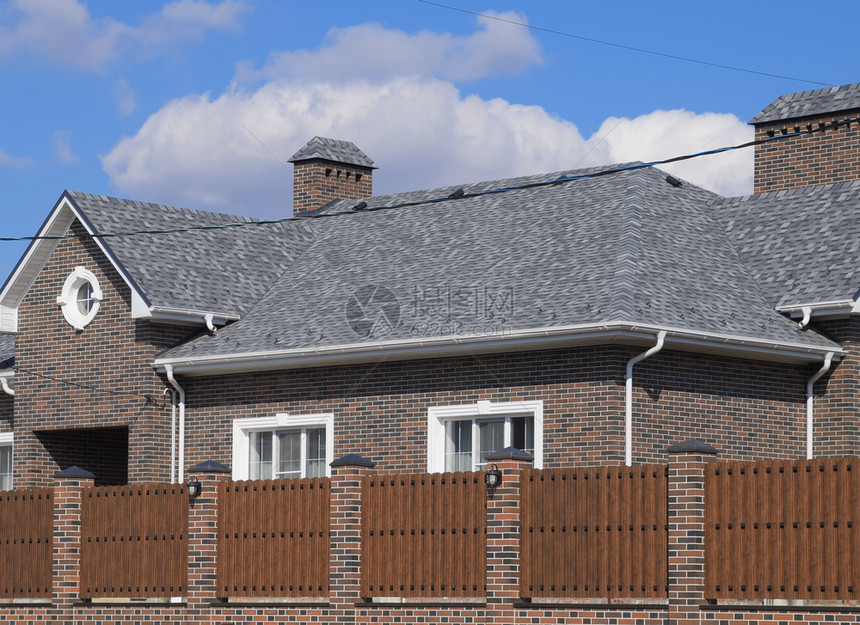 砖房屋顶上的装饰沥青闪烁由铁制金属成的栅栏石闪烁金属成的栅栏图片