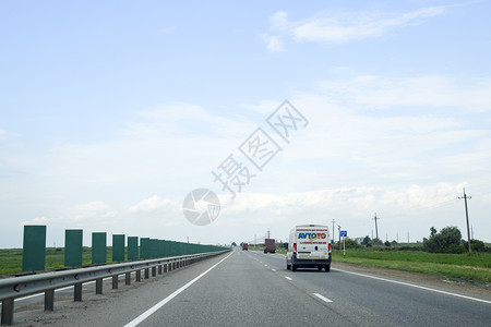 俄罗斯克拉诺达尔2017年6月日单行道汽车沿公路行驶单道汽车沿公路行驶背景