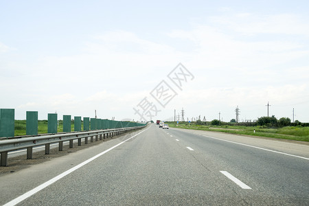 俄罗斯克拉诺达尔2017年6月日单行道汽车沿公路行驶单道汽车沿公路行驶背景
