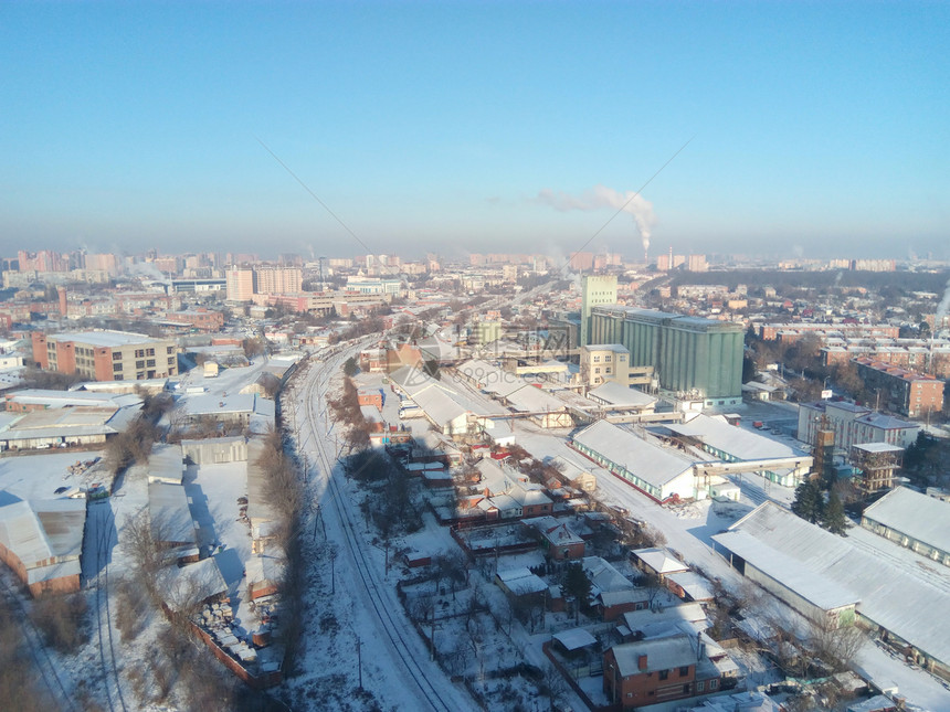 冬季小镇城市里有霜冻的晴天街上的雪和锅炉冒出的烟霜和太阳美好的一天冬季小镇城市里有霜冻的晴天街上的雪和锅炉冒出的烟霜和太阳美好的图片