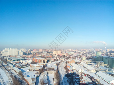 冬季小镇城市里有霜冻的晴天街上的雪和锅炉冒出的烟霜和太阳美好的一天冬季小镇城市里有霜冻的晴天街上的雪和锅炉冒出的烟霜和太阳美好的图片