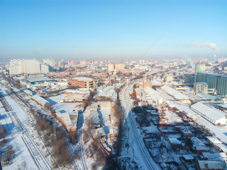 冬季小镇城市里有霜冻的晴天街上的雪和锅炉冒出的烟霜和太阳美好的一天冬季小镇城市里有霜冻的晴天街上的雪和锅炉冒出的烟霜和太阳美好的图片