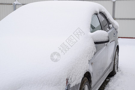 雪覆盖了车子高清图片
