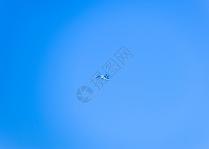 第四代军用飞机战斗在空中飞行背景图片