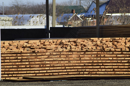 建筑材料仓库木板堆在树冠下建筑材料仓库木板堆在树冠下图片