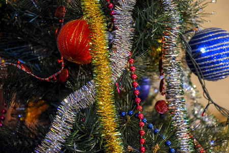 圣诞树上的玩具和装饰品圣诞树上的玩具和装饰品圣诞树上的玩具和装饰品背景图片