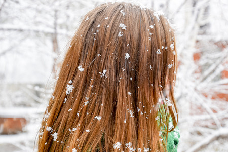 女孩头部在雪花中女孩头发上有雪花女孩头发上有雪花图片