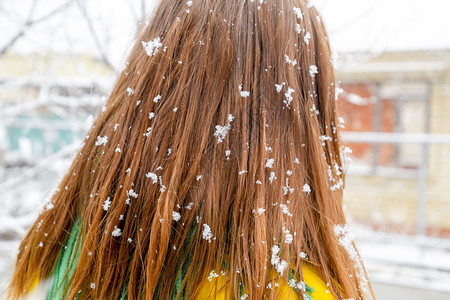 女孩头部在雪花中女孩头发上有雪花女孩头发上有雪花图片
