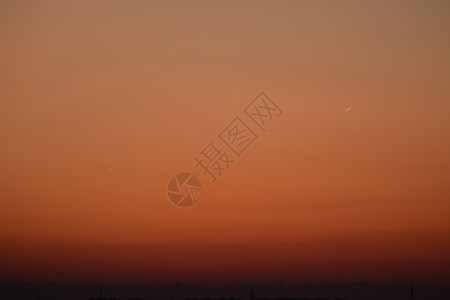 日落时喷气飞机的轨迹图片