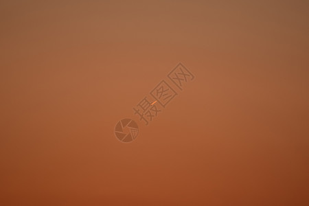 日落时喷气飞机的轨迹图片