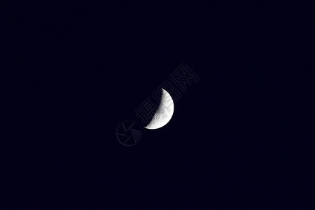 月亮在夜空中的三分之二图片
