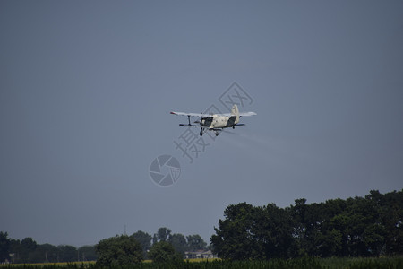 飞机在野外喷洒化肥和杀虫剂图片