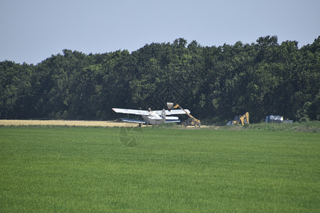 飞机在野外喷洒肥料图片