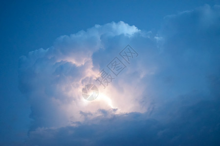 风暴云中的闪电雷鸣和云中闪烁的闪电风暴云中的闪电电闪雷鸣云彩闪烁图片