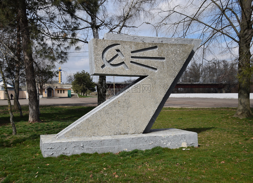 2018年3月9日俄罗斯苏黎世拉维亚斯克在库邦苏拉维亚斯克2018年3月9日镰刀和锤子的苏联象征物水泥纪念碑图片
