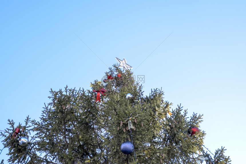 圣诞树上的小叮当玩具球和其他装饰品露天新年树的装饰品新年树的装饰品圣诞树上的小叮当球和其他装饰品露天图片