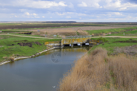 通过灌溉运河的桥梁水稻田灌溉系统水稻田间灌溉系统图片