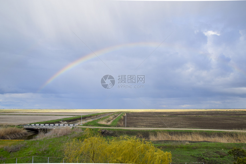 彩虹风景的象雨后彩虹的形成光线折射和谱扩展彩虹风景的象图片