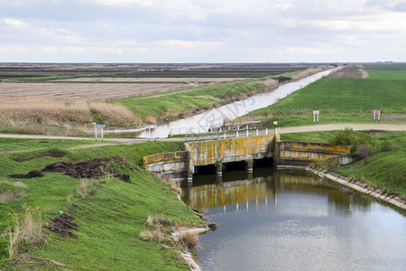 通过灌溉运河的桥梁水稻田灌溉系统水稻田间灌溉系统图片