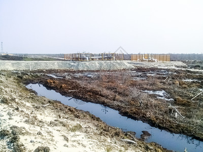 西伯利亚的工业设施泥土和沼泽高清图片