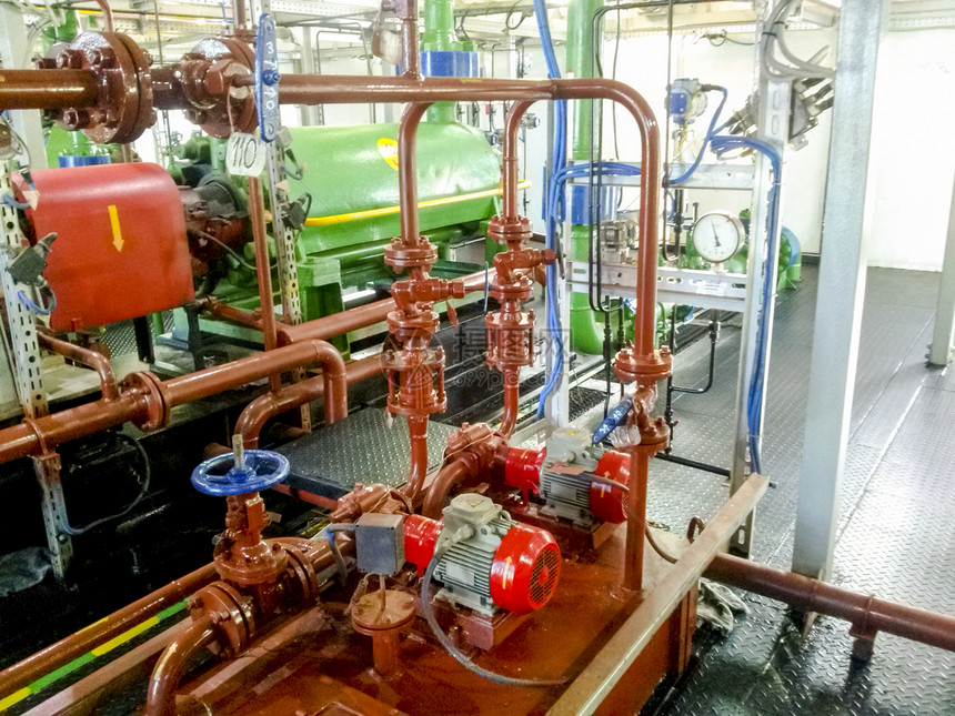 泵站内用于泵送液体的设备石油工业泵和插销阀门和管道泵站内用于泵送液体的设备石油工业泵和插销阀门和管道图片