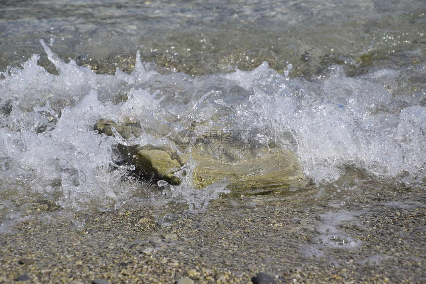 海浪在岸上中和石浪岩层海浪图片