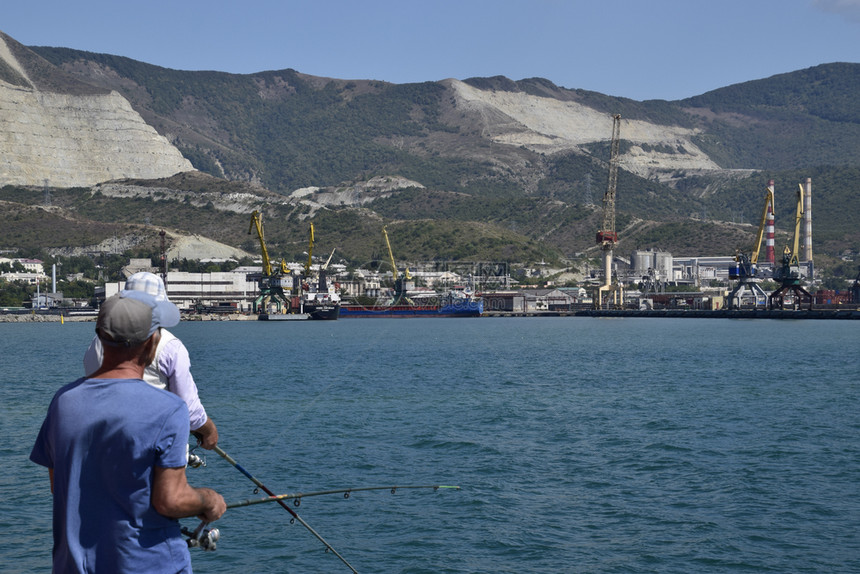 俄罗斯Novorossiysk2016年9月5日在堤岸码头的渔民在Tsemess湾捕鱼海上图片