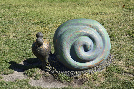 草坪上的玩具蜗牛纪念碑图片