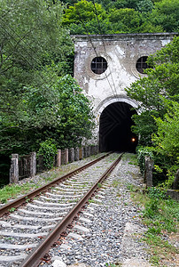 山的隧道穿过铁路图片