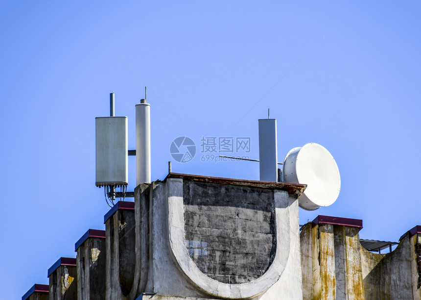 建筑物屋顶上的手机设备信号中继器的反射信号中继的反射图片