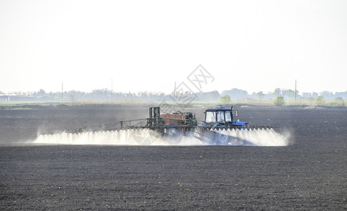 拖拉机在田间喷洒除草剂农业化学图片